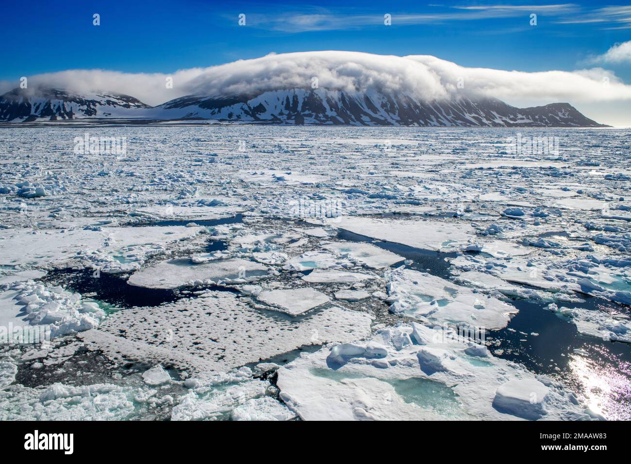 Landschaft in der Nähe von Phippsoya, Svalbard, Expeditionsschiff Greg Mortimer in Svalbard Inselgruppe, arktisches Norwegen. Phippsøya (anglikiert wie Phipps Stockfoto