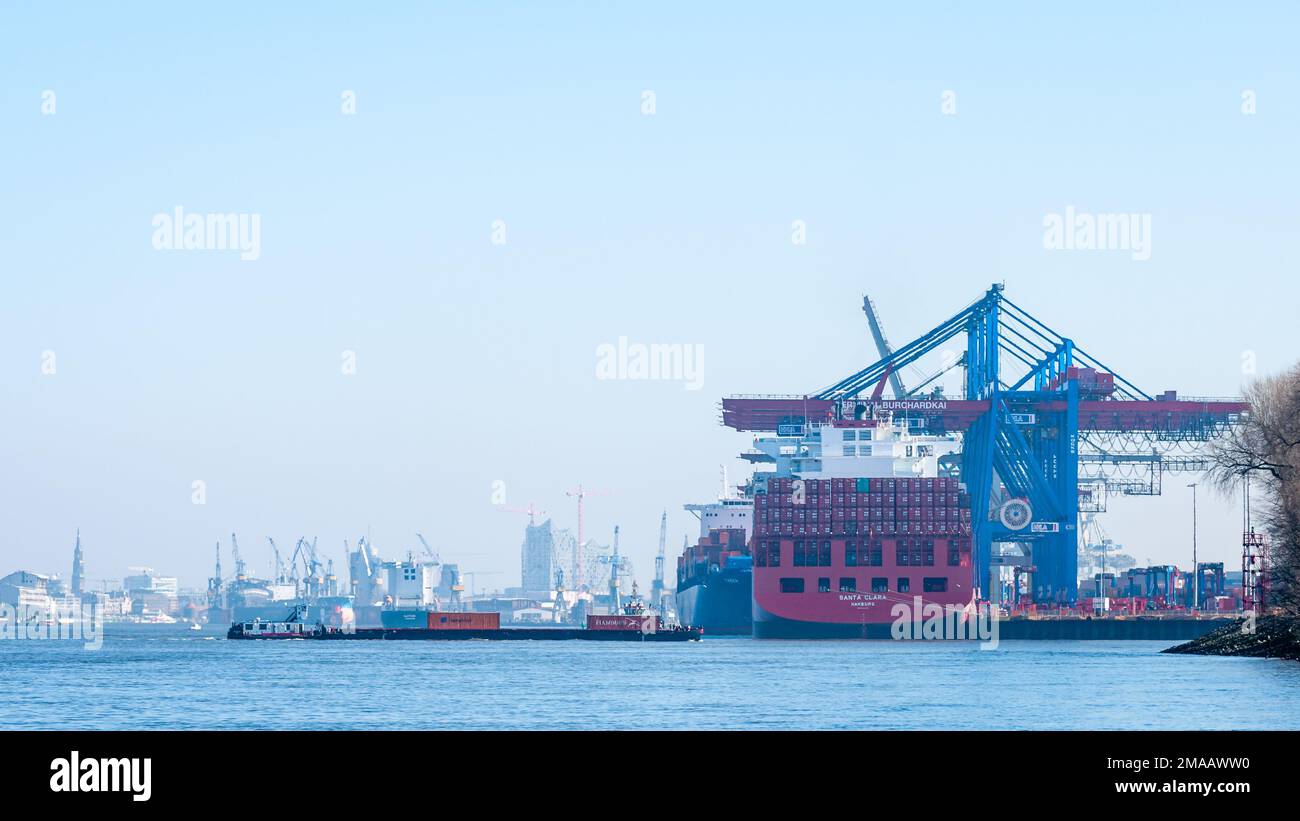Hamburg, Deutschland - 07. April 2014: Blick von der Fähre am Containerterminal Burchardkai, Containerschiff Santa Clara von der Reederei Hamburg Süd Stockfoto