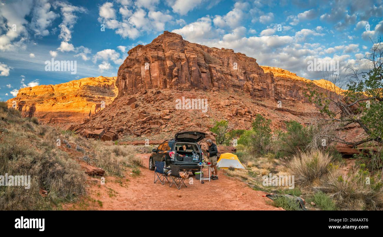 Camper in North Wash, abseits des Trail of the Ancients alias Bicentennial Highway, Trachyte Point Plateau, Glen Canyon National Recreation Area, Utah, USA Stockfoto