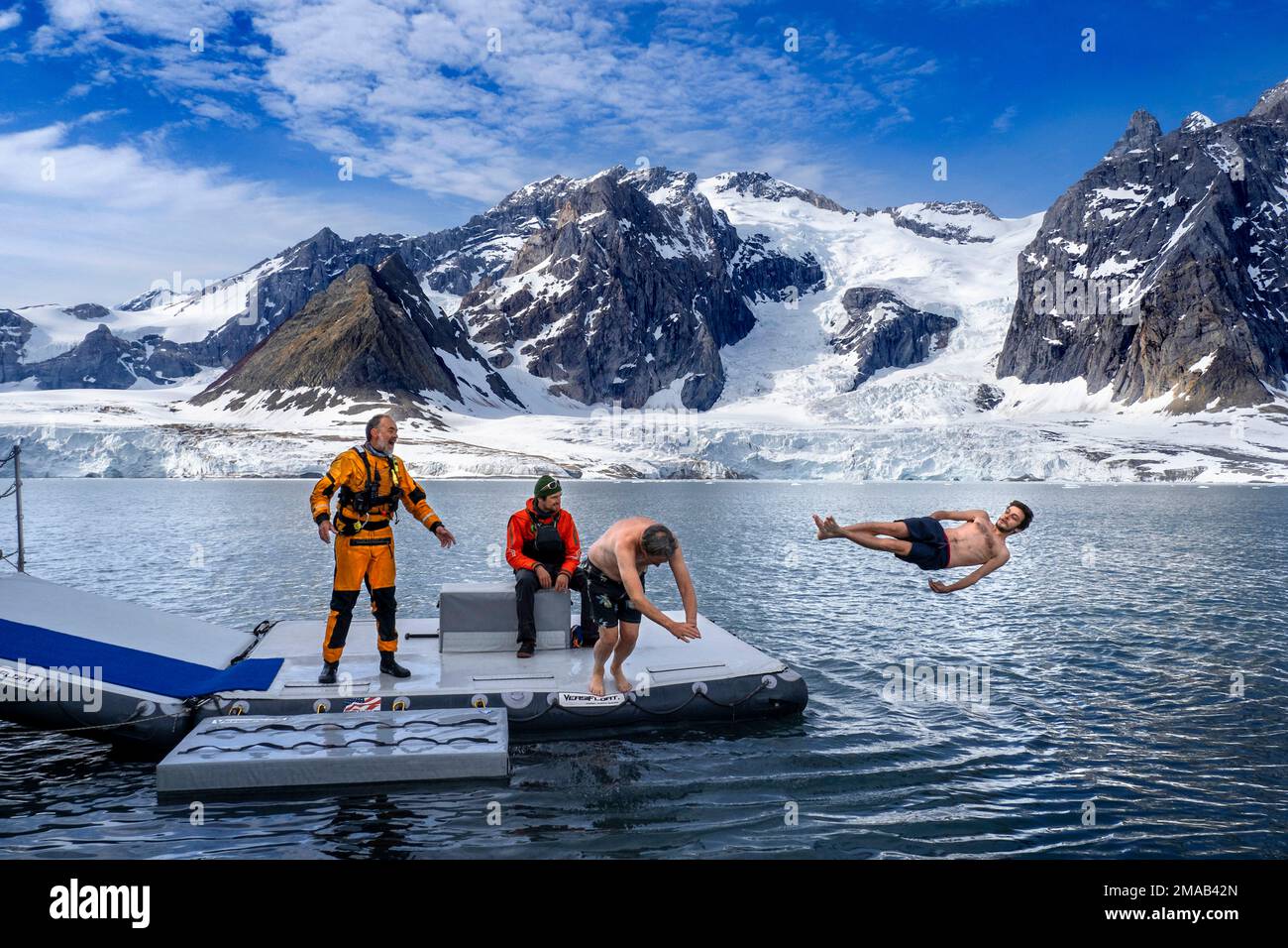 Touristen, die in das arktische Wasser eintauchen, im Samarinbreen-Gletscher, im Hornsund-Fjord, im Svalbard-Archipel, im arktischen Norwegen. Expeditions-Kreuzfahrtschiff GRE Stockfoto