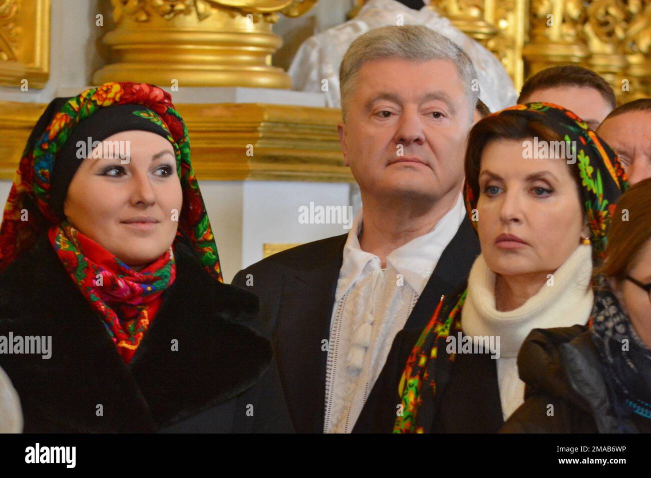 Kiew, Ukraine. 19. Januar 2023. Petro Poroschenko (C), Maryna Poroschenko (R), Sofia Fedina (L) nehmen an der Taufe des Herrn Teil, die von der Metropolitanischen Epiphanie der orthodoxen Kirche der Ukraine geleitet wurde. Die Feier des Fests der Taufe des Gottesdienstes unter dem Vorsitz von Serhii Petrovych Dumenko, der Metropolitanischen Epiphanie der orthodoxen Kirche der Ukraine. Bis zum 31. Dezember 2022 standen die Dienste unter der Kontrolle der UOC des Moskauer Patriarchats. (Foto: Aleksandr Gusev/SOPA Images/Sipa USA) Guthaben: SIPA USA/Alamy Live News Stockfoto