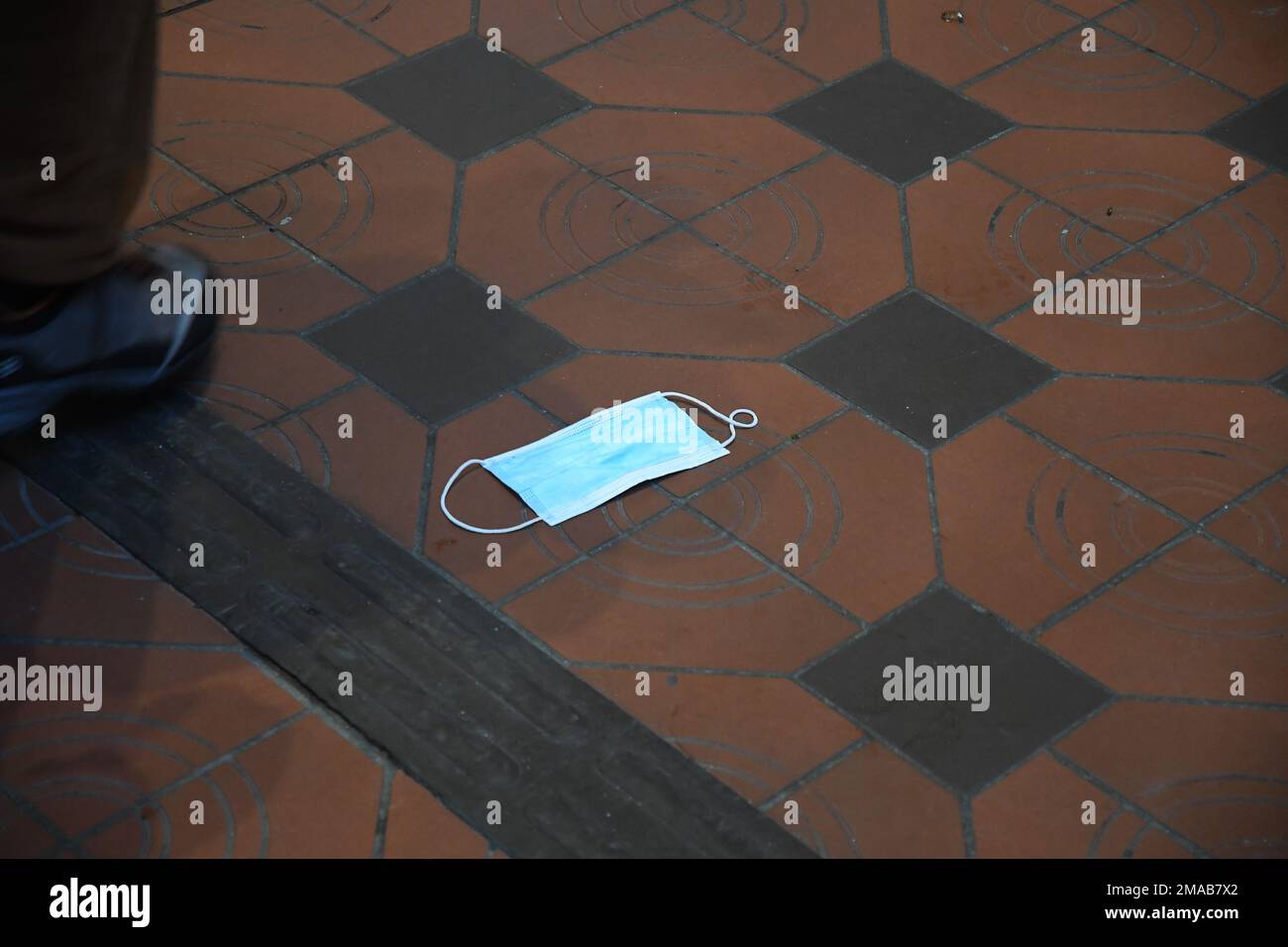Kopenhagen/Dänemark/19 Januar 2023/Gesichtsmaske auf dem Boden in der dänischen Hauptstadt Kopenhagen Dänemark. (Foto: Francis Joseph Dean/Dean Pictures) Stockfoto