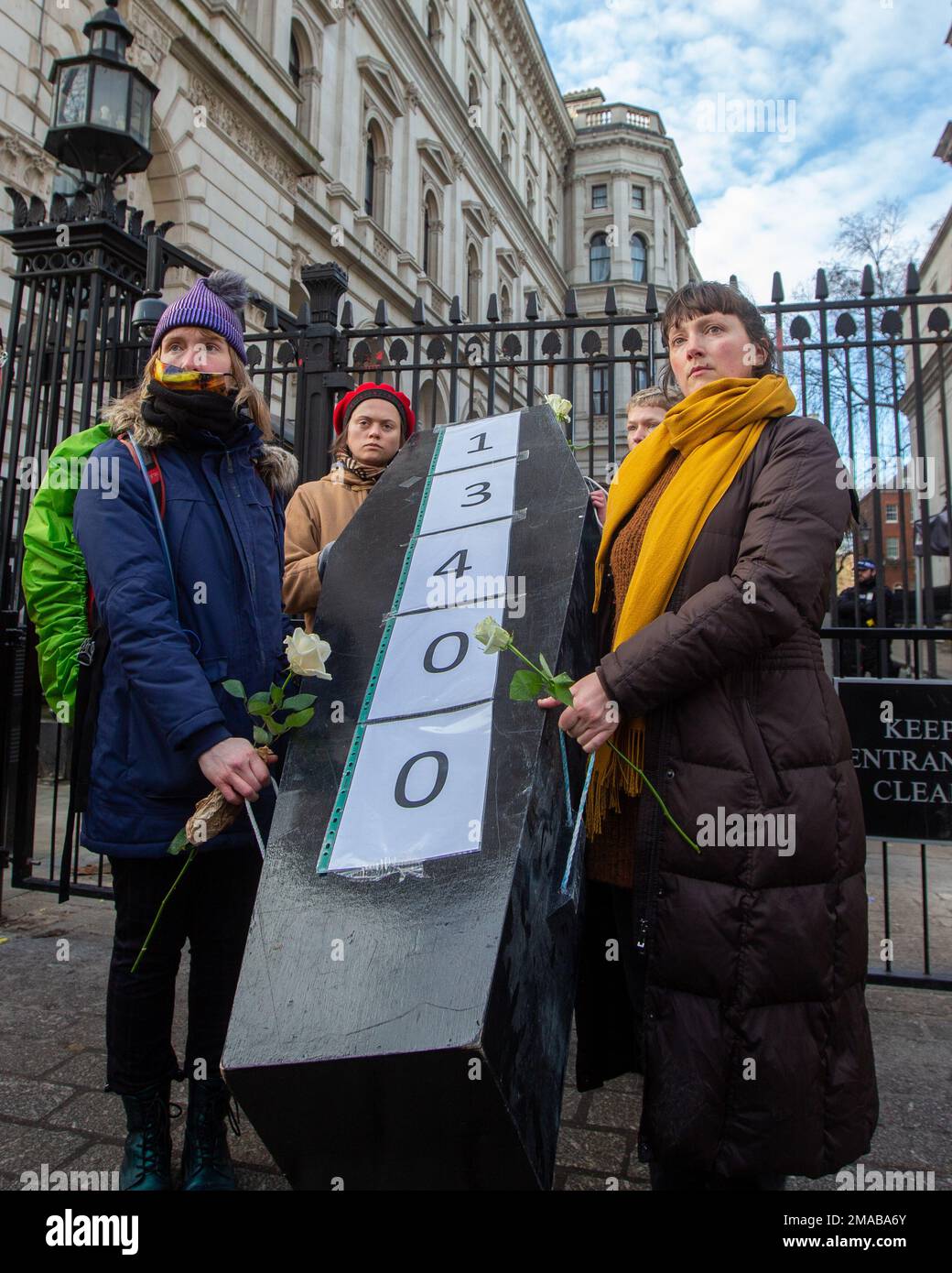 Januar 19, 2023, London, England, Vereinigtes Königreich: Treibstoffarmut-Aktivisten inszenieren Bestattungsmarsch für Wintertote in Westminster, beginnend bei Houses of Parliament und endend außerhalb der Downing Street, Aktivisten behaupten, dass 13400 Menschen im letzten Jahr ihr Leben aufgrund von Treibstoffarmut verloren haben. (Kreditbild: © Tayfun Salci/ZUMA Press Wire) NUR REDAKTIONELLE VERWENDUNG! Nicht für den kommerziellen GEBRAUCH! Stockfoto