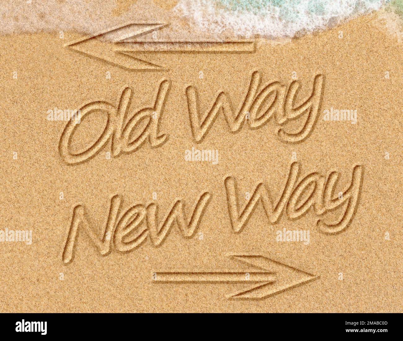 Old Way oder New Way Konzept am Sand am Strand mit dem Meer an der Küste Stockfoto