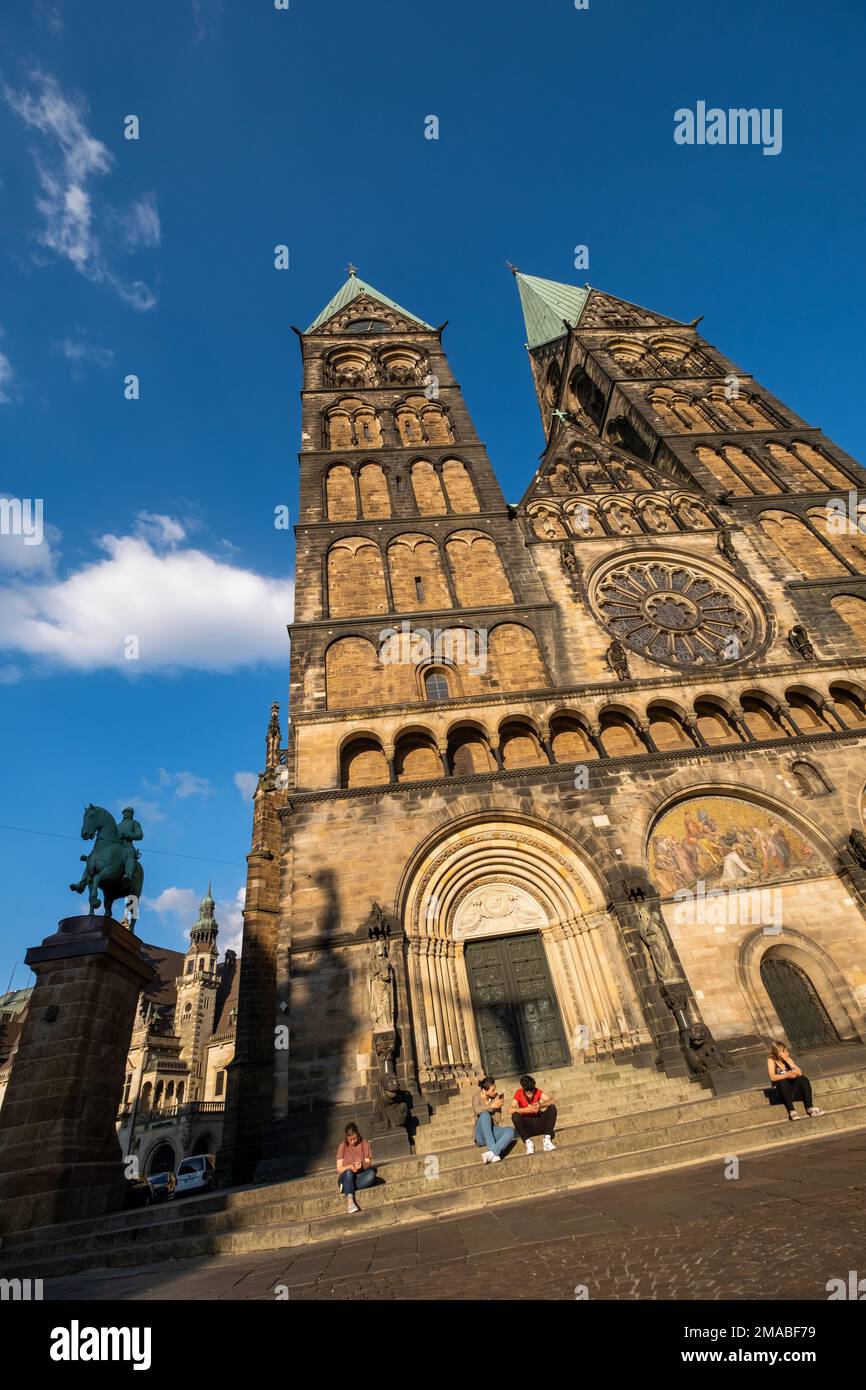 04.07.2022, Deutschland, Bremen, Bremen - St. Peter's Cathedral, Bismarcks Reiterdenkmal auf der linken Seite. 00A220704D065CAROEX.JPG [MODELLVERSION: NEIN, M Stockfoto