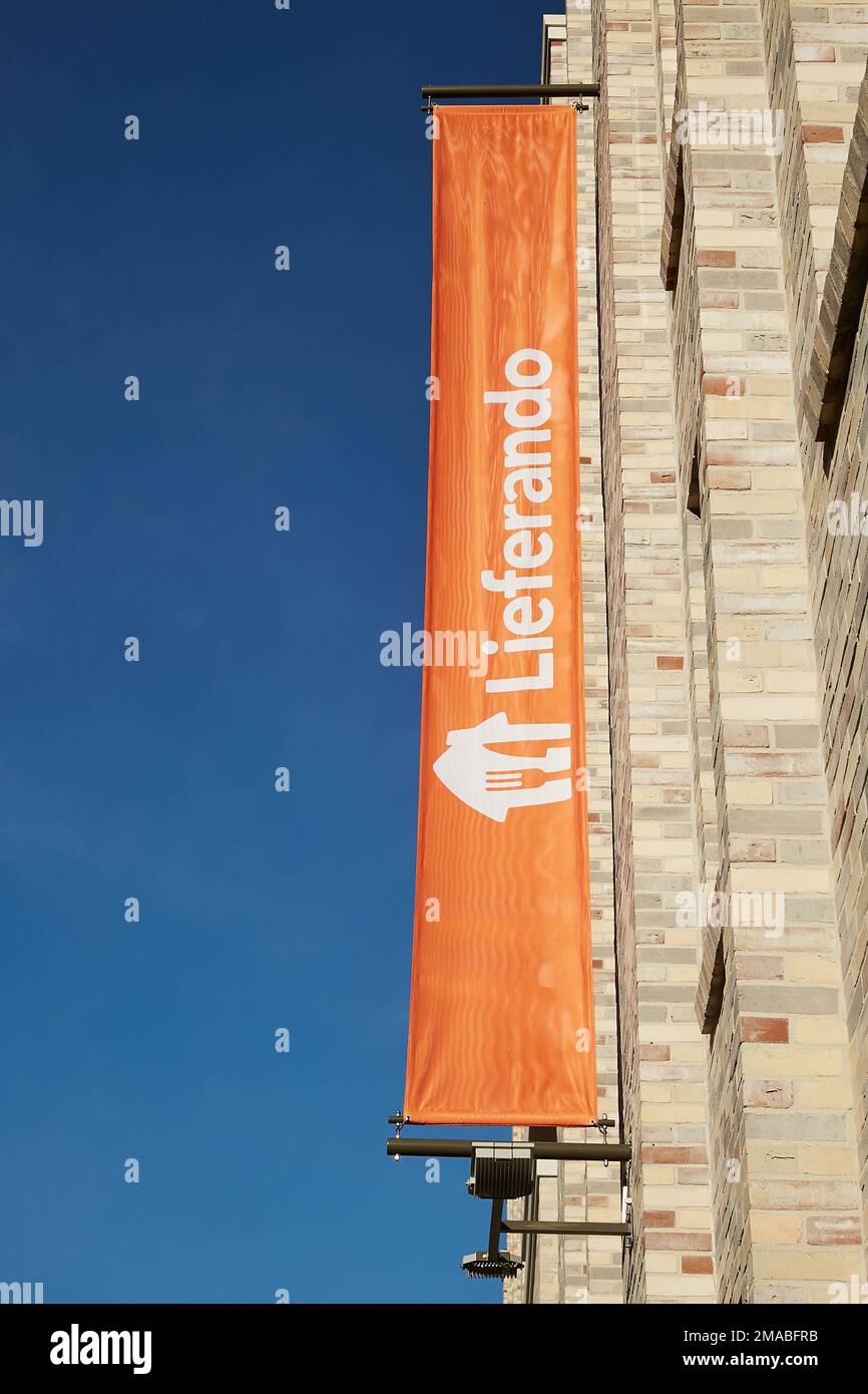 05.10.2022, Deutschland, Berlin, Berlin - Ein Banner mit dem Lieferando-Logo auf der Fassade des Firmensitzes in Berlin-Kreuzberg. 00R221005D035 Stockfoto