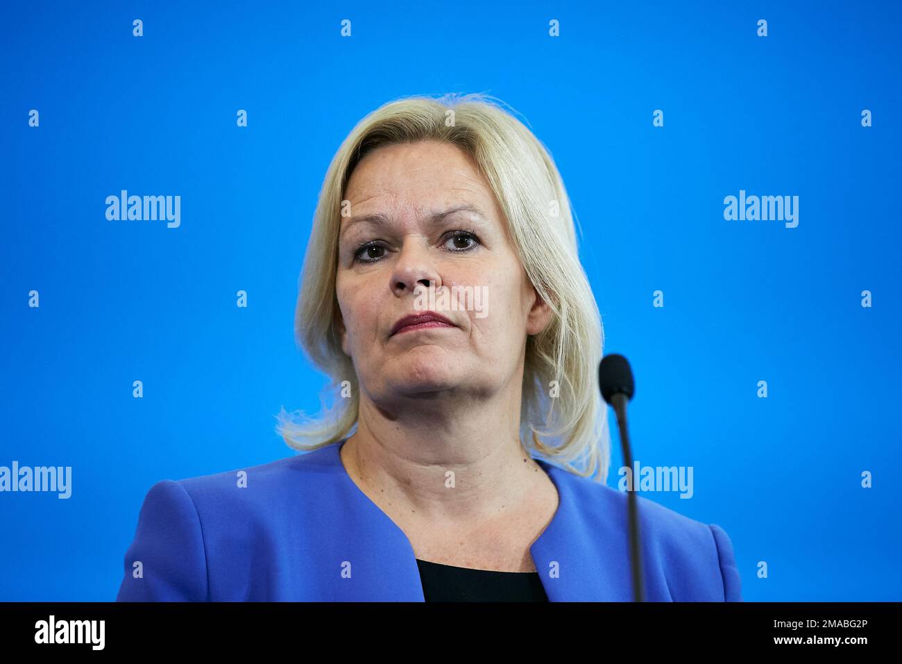 30.11.2022, Deutschland, Berlin, Berlin - Bundesministerin des Innern Nancy Faeser bei der Pressekonferenz über das Facharbeiter-Einwanderungsgesetz. 00R Stockfoto