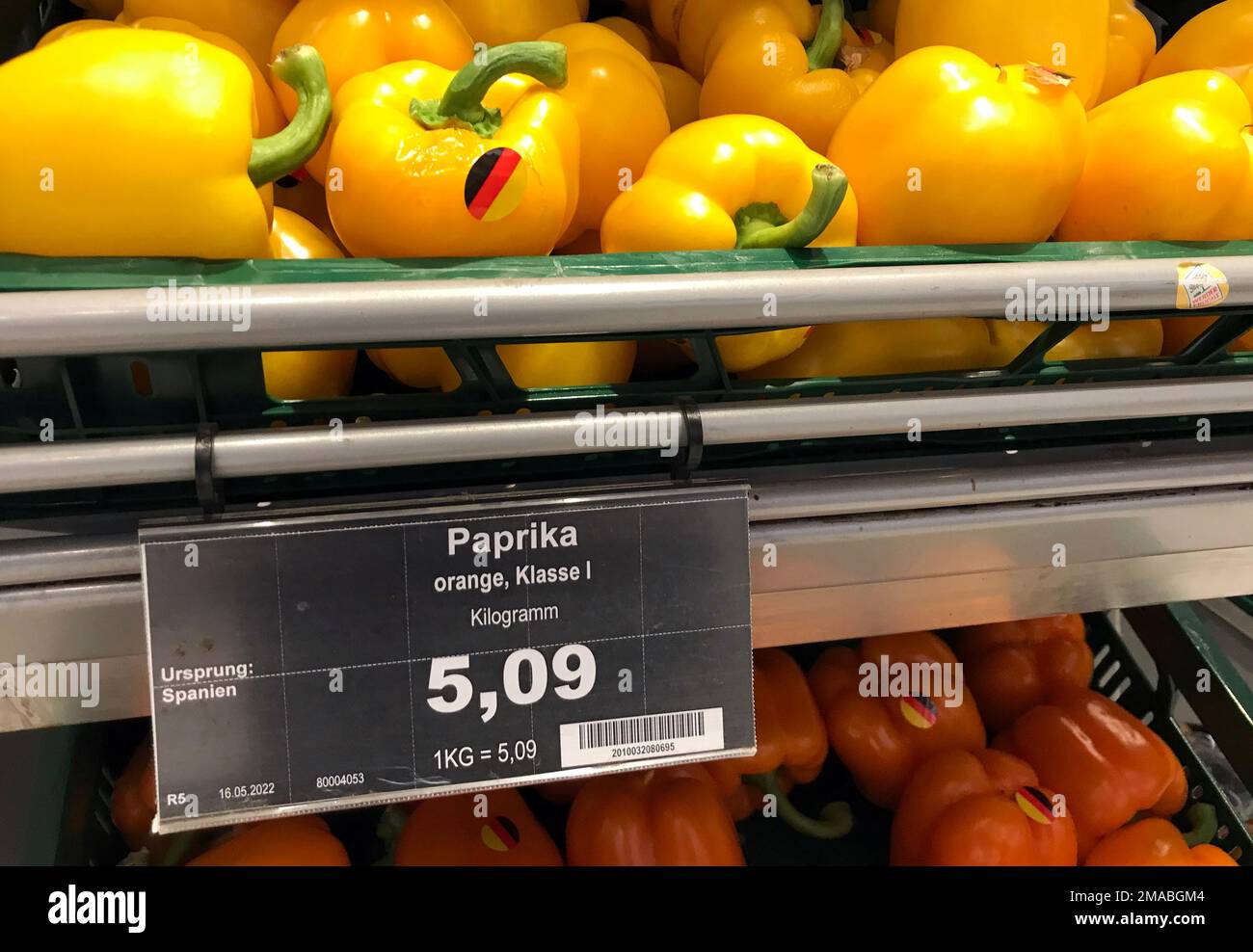 23.05.2022, Deutschland, Berlin - der Preis pro Kilo Paprika ist auf über 5 Euro gestiegen. 00S220523D086CAROEX.JPG [MODELLVERSION: NEIN, MODELLVERSION: NEIN (C) Stockfoto