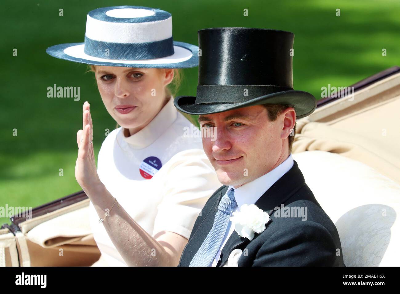 15.06.2022, Großbritannien, Windsor, Ascot - Prinzessin Beatrice und ihr Ehemann Edoardo Mapelli Mozzi. 00S220615D418CAROEX.JPG [MODELLVERSION: NEIN, M Stockfoto