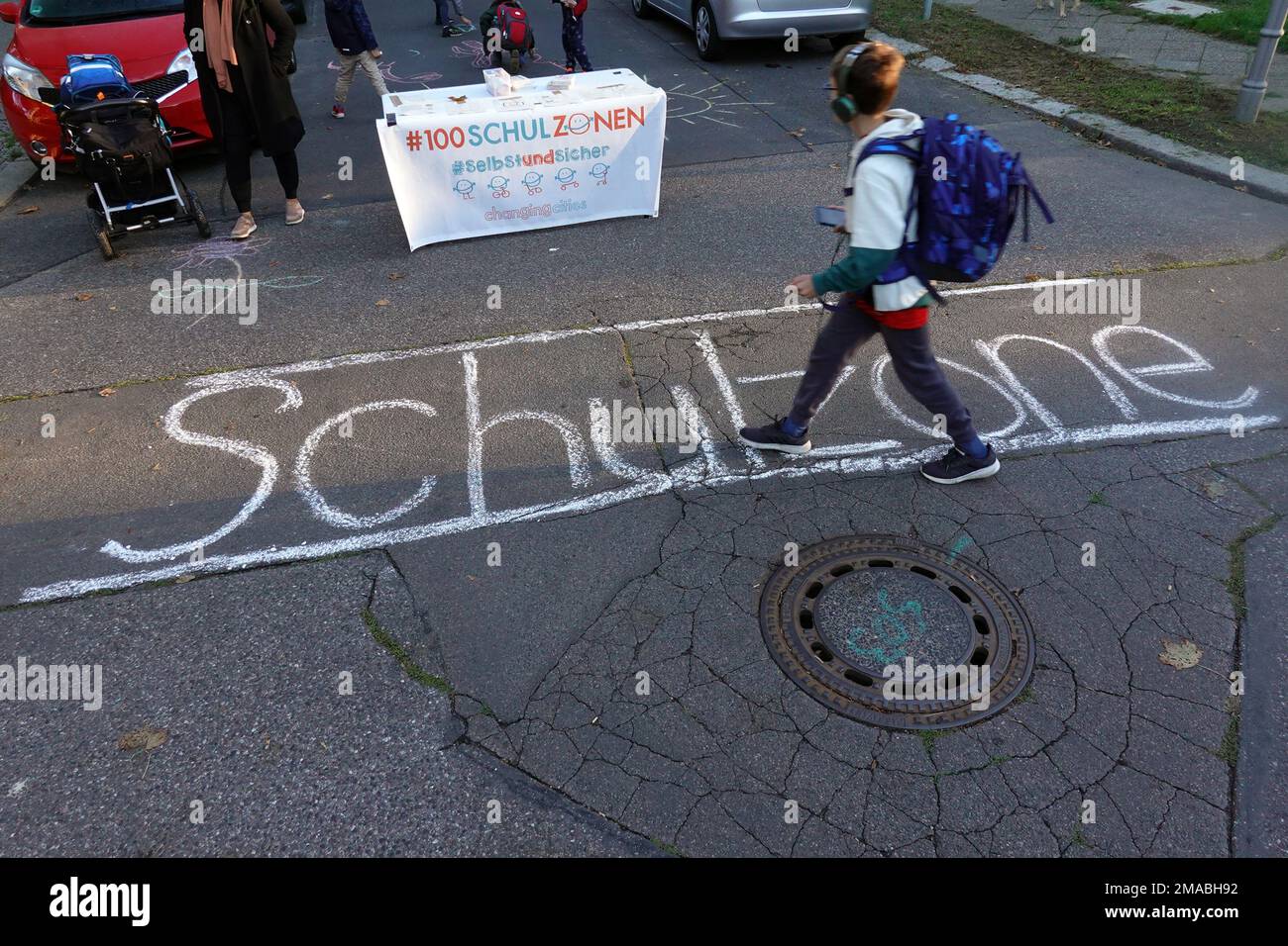 22.09.2022, Deutschland, Berlin - Aktionstag der Schulbereichskampagne der Organisation Changing Cities vor der Grundschule auf Tempelhofer Stockfoto
