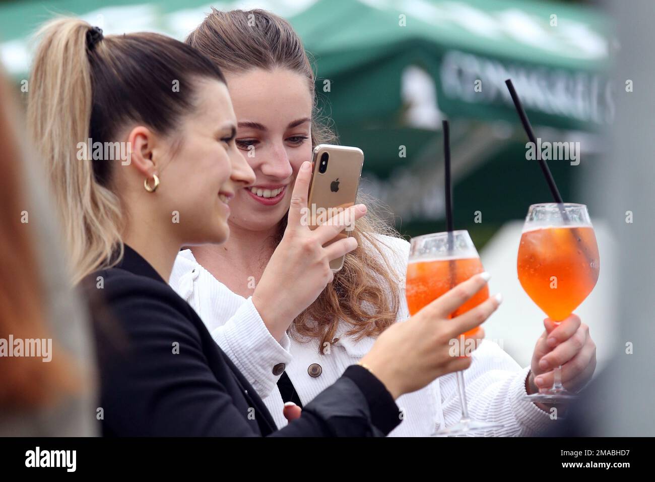07.07.2022, Deutschland, Sachsen, Leipzig - eine junge Frau, die mit ihrem Handy Fotos von sich und ihrem Freund macht. 00S220707D526CAROEX.JPG [M Stockfoto