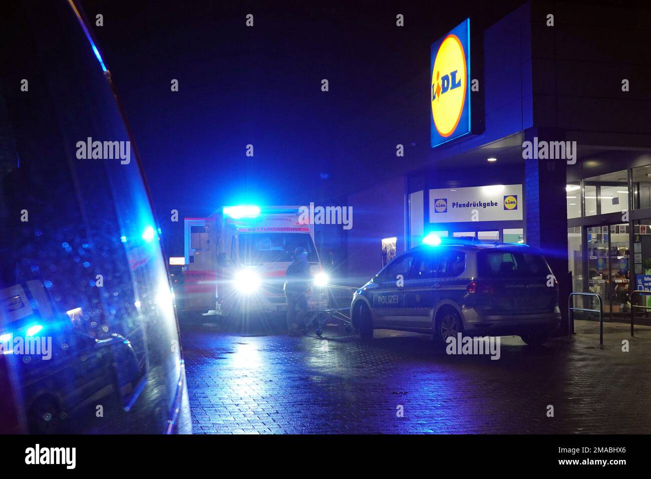 29.11.2022, Deutschland, , Berlin - St. John Krankenwagen und Polizei im Dienst nachts vor einer Abteilung des Discounter Lidl. 00S221129D685CAROEX.JPG [M Stockfoto