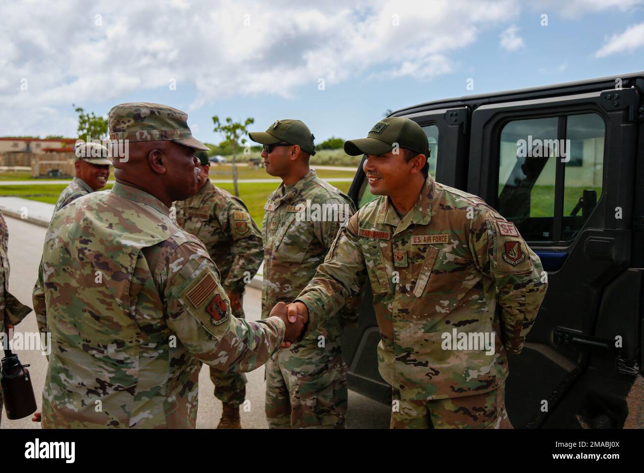 Senior Enlisted Advisor Tony L. Whitehead, Senior Enlisted Advisor des Chief, National Guard Bureau, Besuche mit Mitgliedern der Guam National Guard auf der Insel Guam am am 24. Mai 2022. Stockfoto