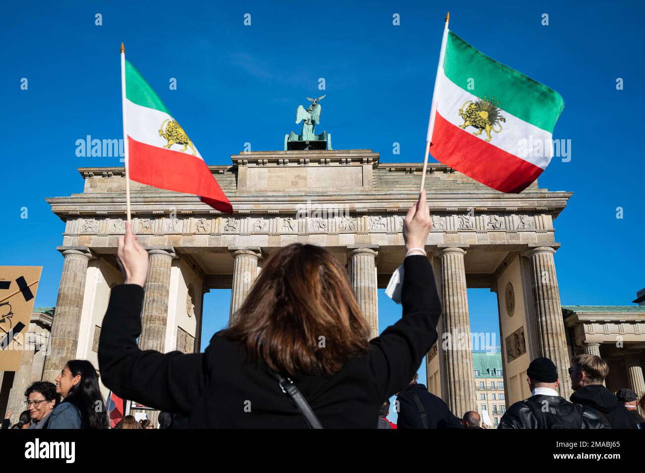 07.10.2022, Deutschland, Berlin - Demonstrations- und Solidaritätskundgebung vor dem Brandenburger Tor von mehreren hundert Iranern und Aktivisten auf der O Stockfoto