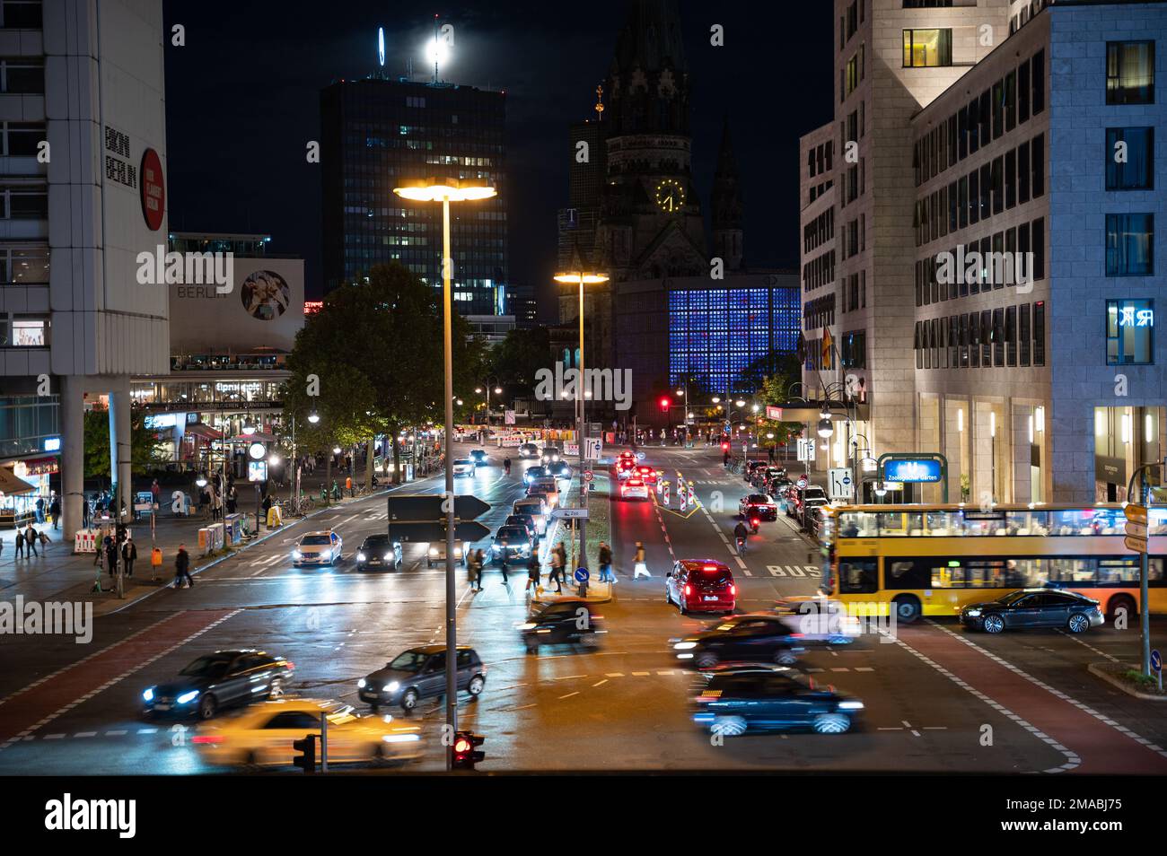 07.10.2022, Deutschland, Berlin - ein erhöhter Blick vom Bahnhof Zoologischer Garten auf den Abendverkehr am Hardenbergplatz im Bezirk Charlottenburg Stockfoto