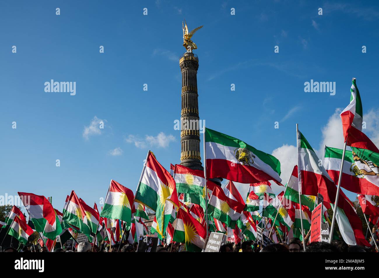 22.10.2022, Deutschland, Berlin - mehrere Zehntausende Iraner und Aktivisten bringen ihre Solidarität mit Demonstranten im Iran bei der Victory Co zum Ausdruck Stockfoto