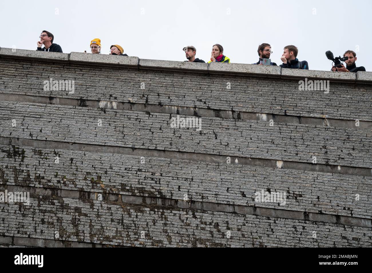 22.10.2022, Deutschland, Berlin - Teilnehmer stehen auf der Granitskulptur Sinking Wall im Invalidenpark während des Anstoßes des Protestereignisses Soli Stockfoto