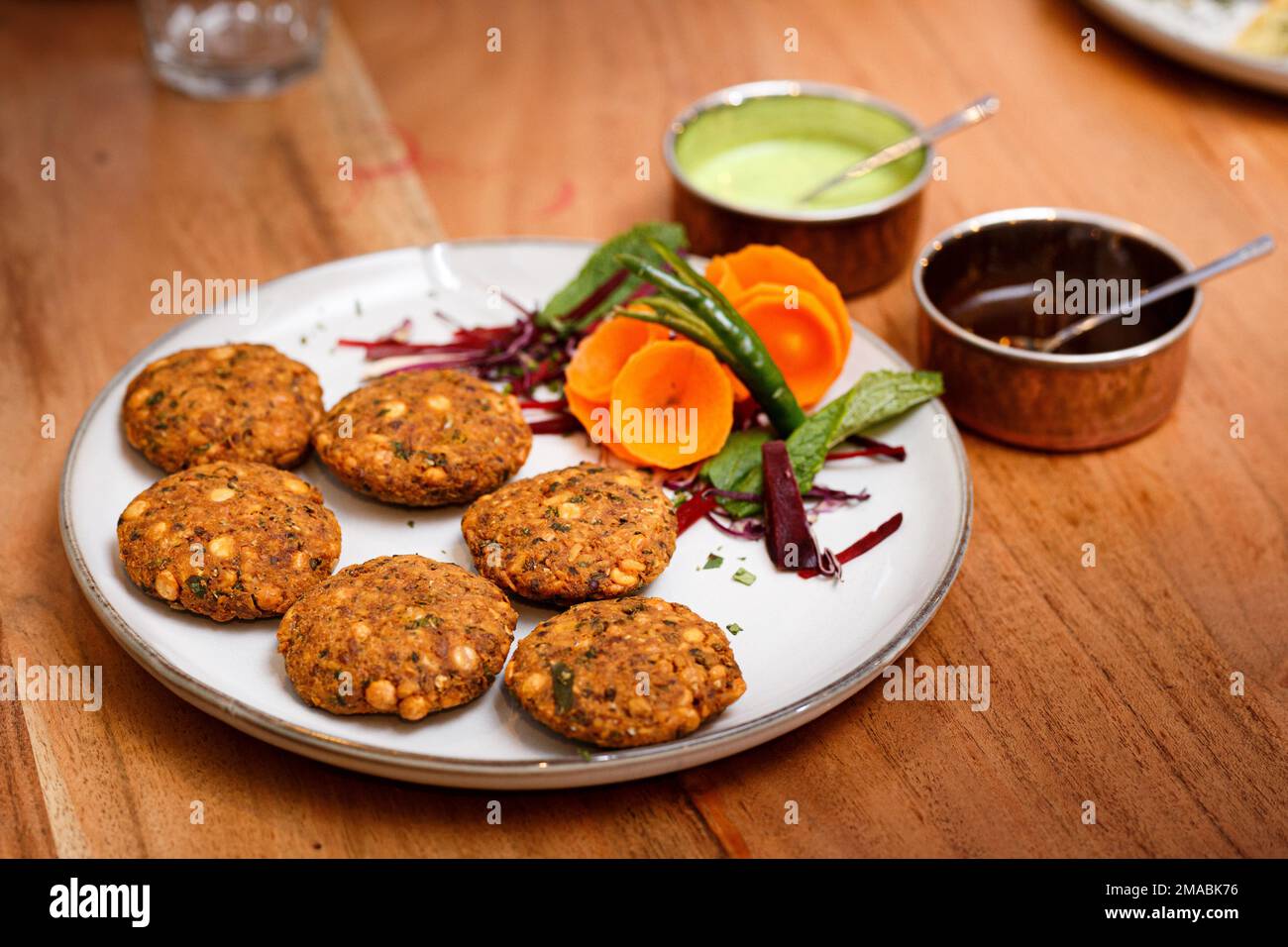 Indisches Essen. Vegetarisches Essen. Vegetarische Koteletts aus Soja. Stockfoto