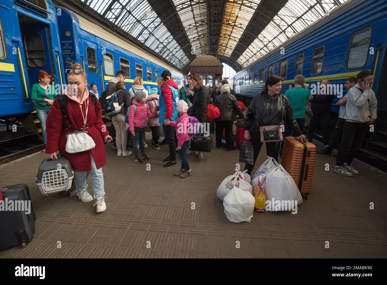 15.04.2022, Ukraine, Oblast, Lemberg – Ukrainische Kriegsflüchtlinge werden auf dem Bahnsteig am Hauptbahnhof von Freiwilligen empfangen und betreut. Attenti Stockfoto