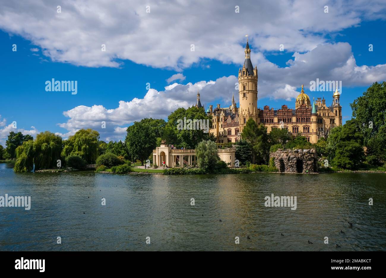 01.09.2022, Deutschland, Mecklenburg-Vorpommern, Schwerin - Schweriner Burg am Schweriner See, Sitz des Landesparlaments Mecklenburg-Westpommern Stockfoto