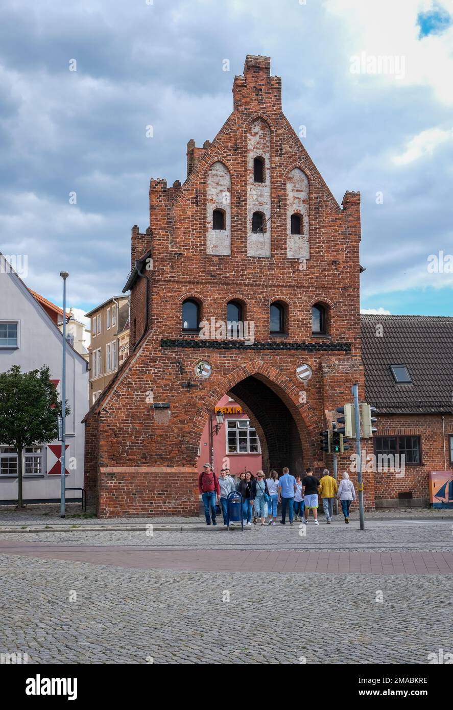 03.09.2022, Deutschland, Mecklenburg-Vorpommern, Wismar - Stadttor am Hafen. Das um 1450 erbaute Wassertor wird im Volksmund Helleporte genannt. 0 Stockfoto