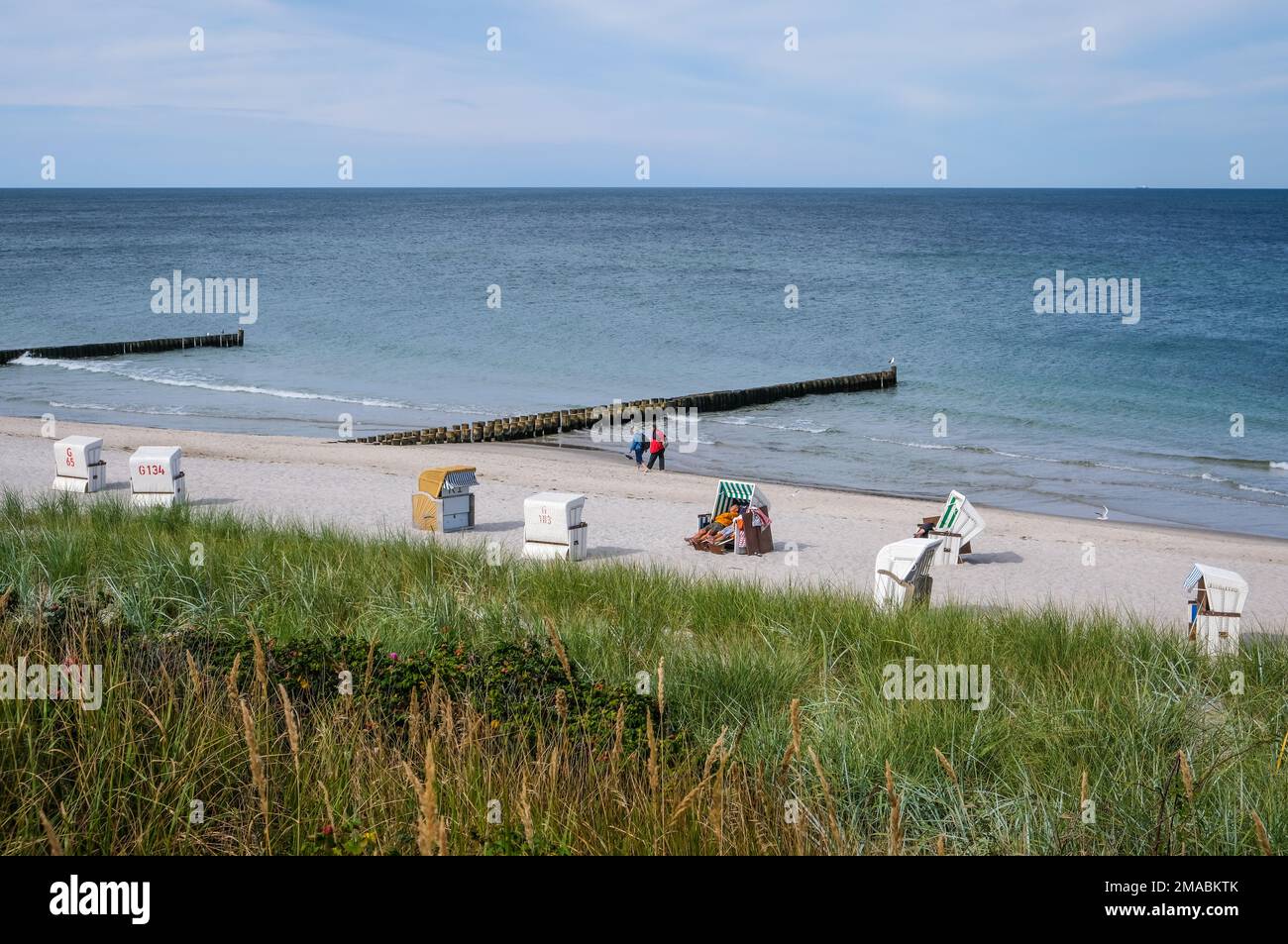 06.09.2022, Deutschland, Mecklenburg-Vorpommern, Ahrenshoop - Sandstrand im Ferienort Ahrenshoop. Der Badeort Ahrenshoop im FISC Stockfoto