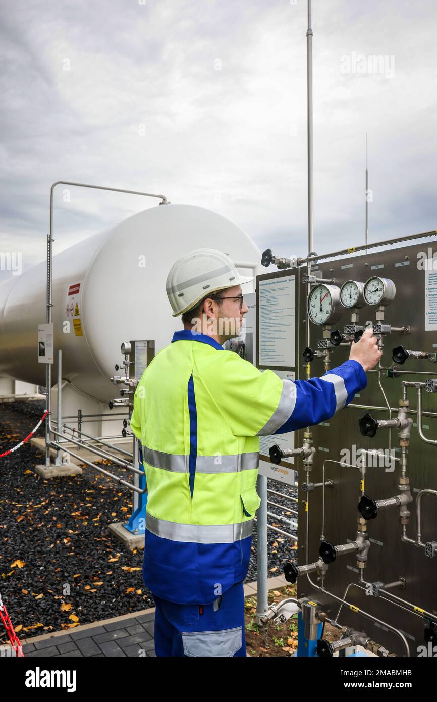 20.10.2022, Deutschland, Nordrhein-Westfalen, Holzwickede - Erdgasnetz für reinen Wasserstoff, Wasserstoffprojekt H2HoWi, ein Mitarbeiter von Westnetz betreibt t Stockfoto