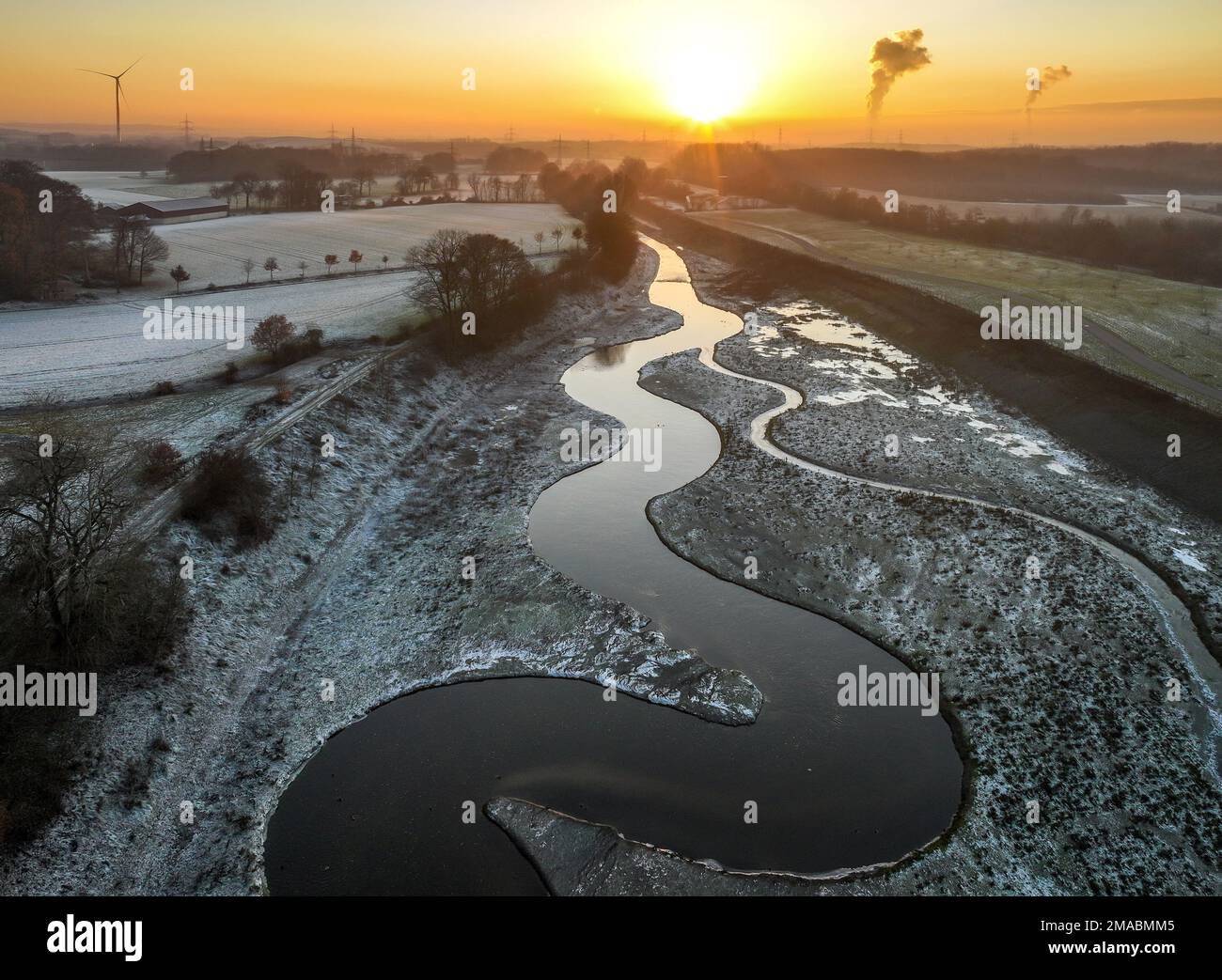 16.12.2022, Deutschland, Nordrhein-Westfalen, Recklinghausen / Castrop-Rauxel - Winterlandschaft, Bauprojekt EMSCHERLAND, ein 37 Hektar großes Wasser Stockfoto