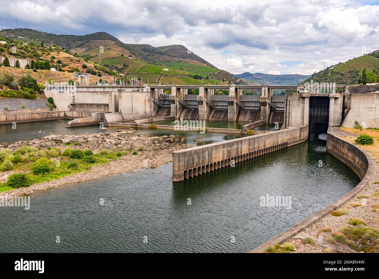 Die Schleuse am Regua-Kraftwerk in der Mitte des Flusses Douro wird für Schiffbarkeit und Stromerzeugung verwendet, Regua, Portugal Stockfoto
