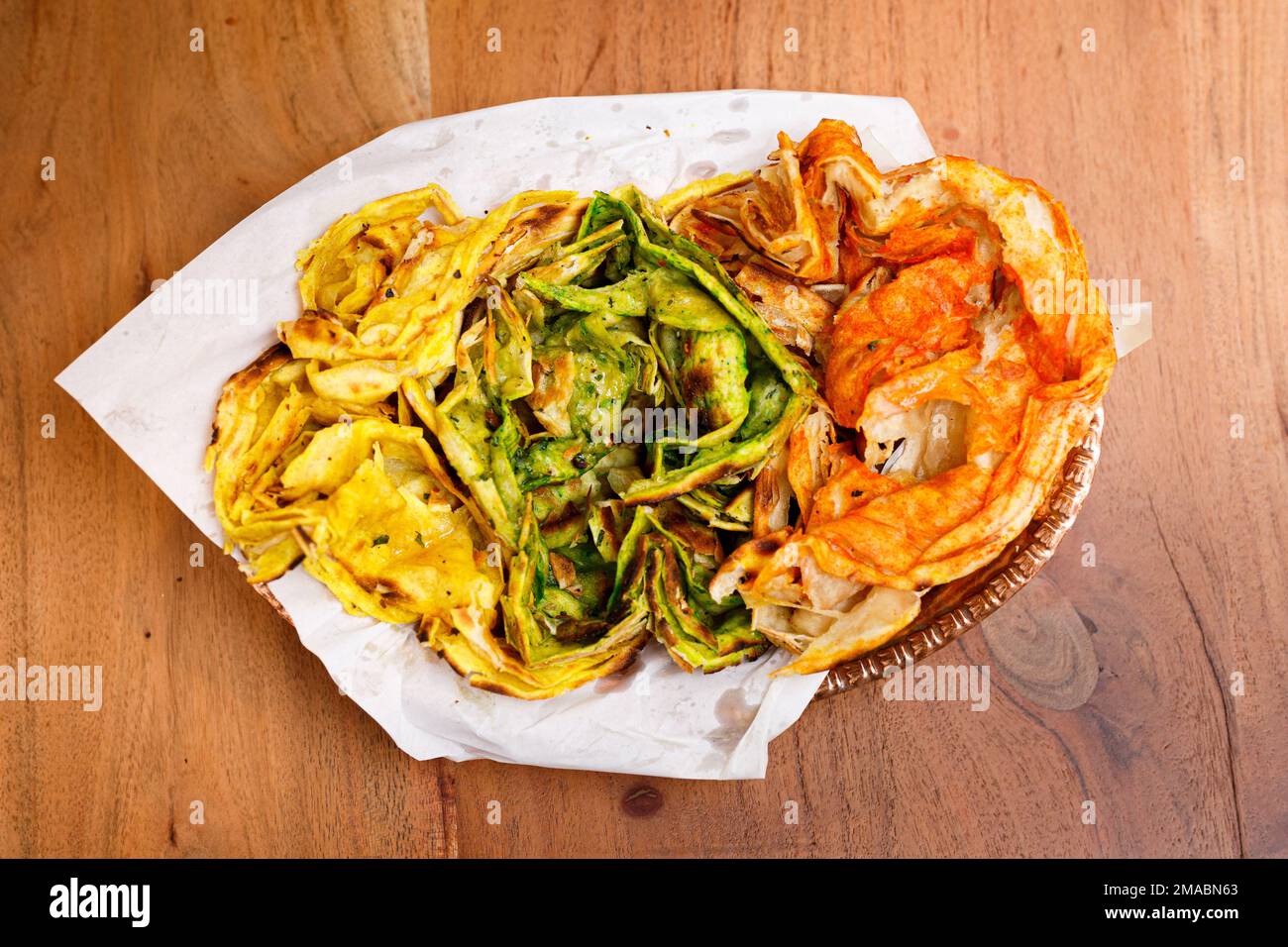 Indisches Essen. Naan, im Ofen gekocht mit Paprika, Minze und Käse Stockfoto