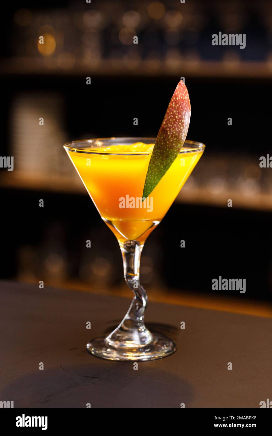 Alkoholfreier Mango-Cocktail. Frische Mango. Indische Drinks. Stockfoto