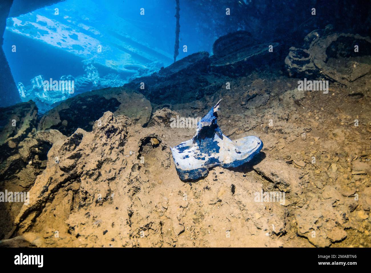 Die Fracht von Thistlegorm beinhaltete Wellington-Stiefel, sie können gesehen werden, wie sie dieses Top Wrack in der Nähe der Sinai-Halbinsel im Roten Meer, Ägypten, tauchen Stockfoto