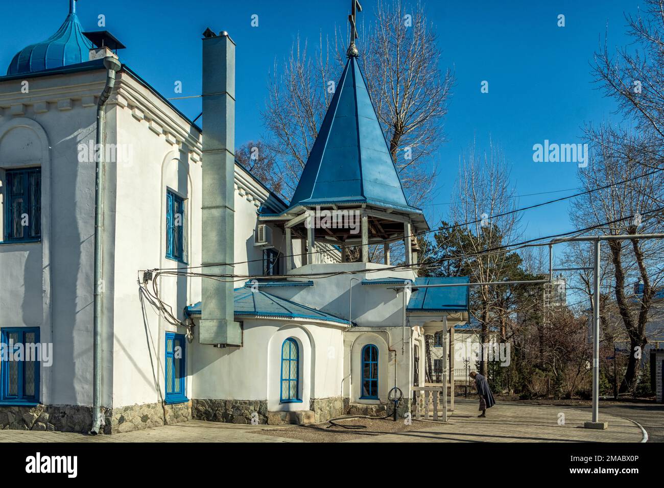 Der Glockenturm des Tempels zu Ehren der Ikone der Mutter Gottes von allen, die die Freude betrübt. Foto in Tscheljabinsk, Russland. Stockfoto