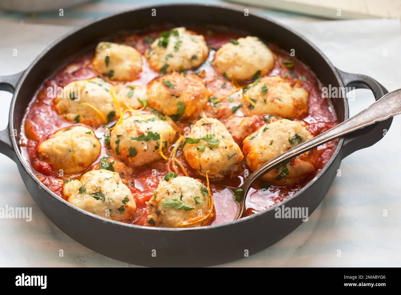 Hühnchen und Ricotta-Fleischbällchen in Tomatensoße Stockfoto