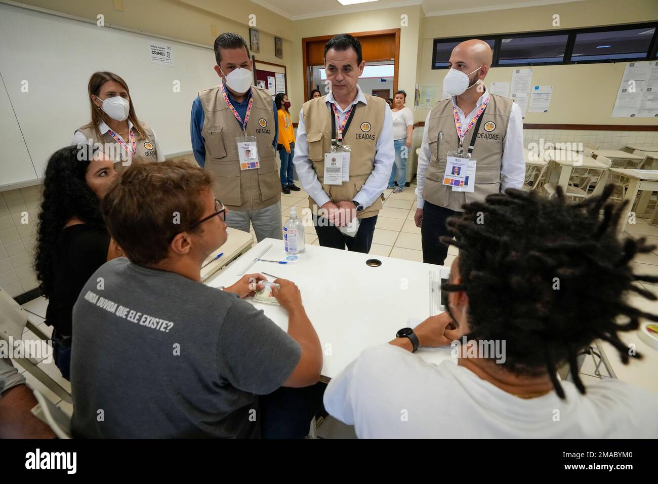 Former Paraguay's Foreign Minister Ruben Ramirez, second from right, who leads the Electoral Observation Mission of the Organization of American States, OAS, talks to electoral officials during general elections in Brasilia, Brazil, Sunday, Oct. 2, 2022. (AP Photo/Eraldo Peres) Stockfoto