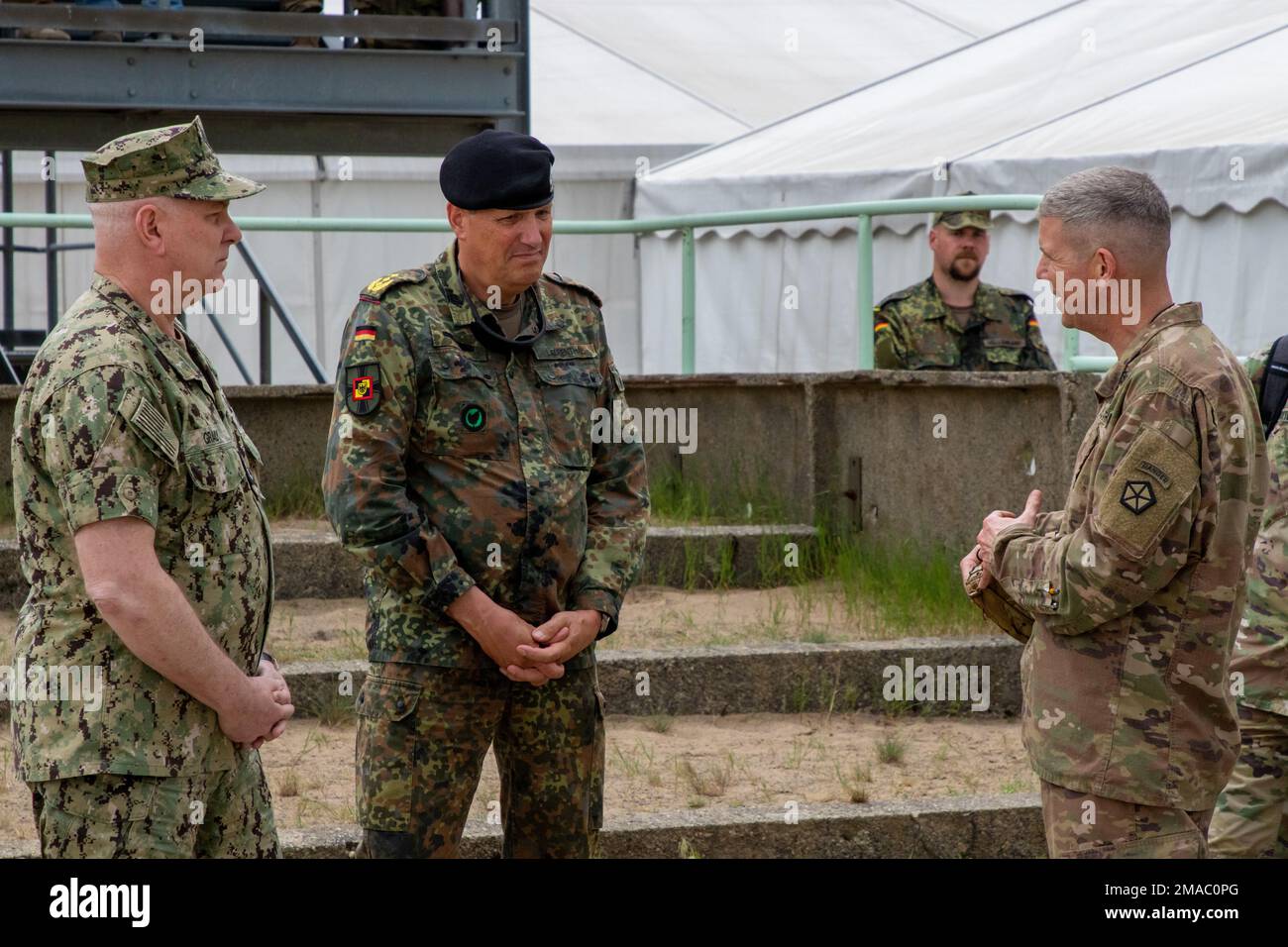 USA Marineadmiral Christopher W. Grady, stellvertretender Vorsitzender der Generalstabschef, Leutnant Markus Laubenthal, stellvertretender Chef der Bundeswehr, Center und USA Generalmajor Jeff Broadwater, stellvertretender Generalkommandant, V-Corps, rechts, bei einem Besuch des Oberlausitz-Trainingsgeländes, Deutschland, im Rahmen von DEFENDER-Europe 22, 24. Mai 2022. DEFENDER-Europe 22 ist eine Serie von US-amerikanischen Multinationale Ausbildungsübungen der Armee in Europa und Afrika innerhalb der USA Das große Übungswerk der europäischen Kommandozentrale, das in Osteuropa stattfindet. DEFENDER-Europe 22 demonstriert die USA Ar Stockfoto