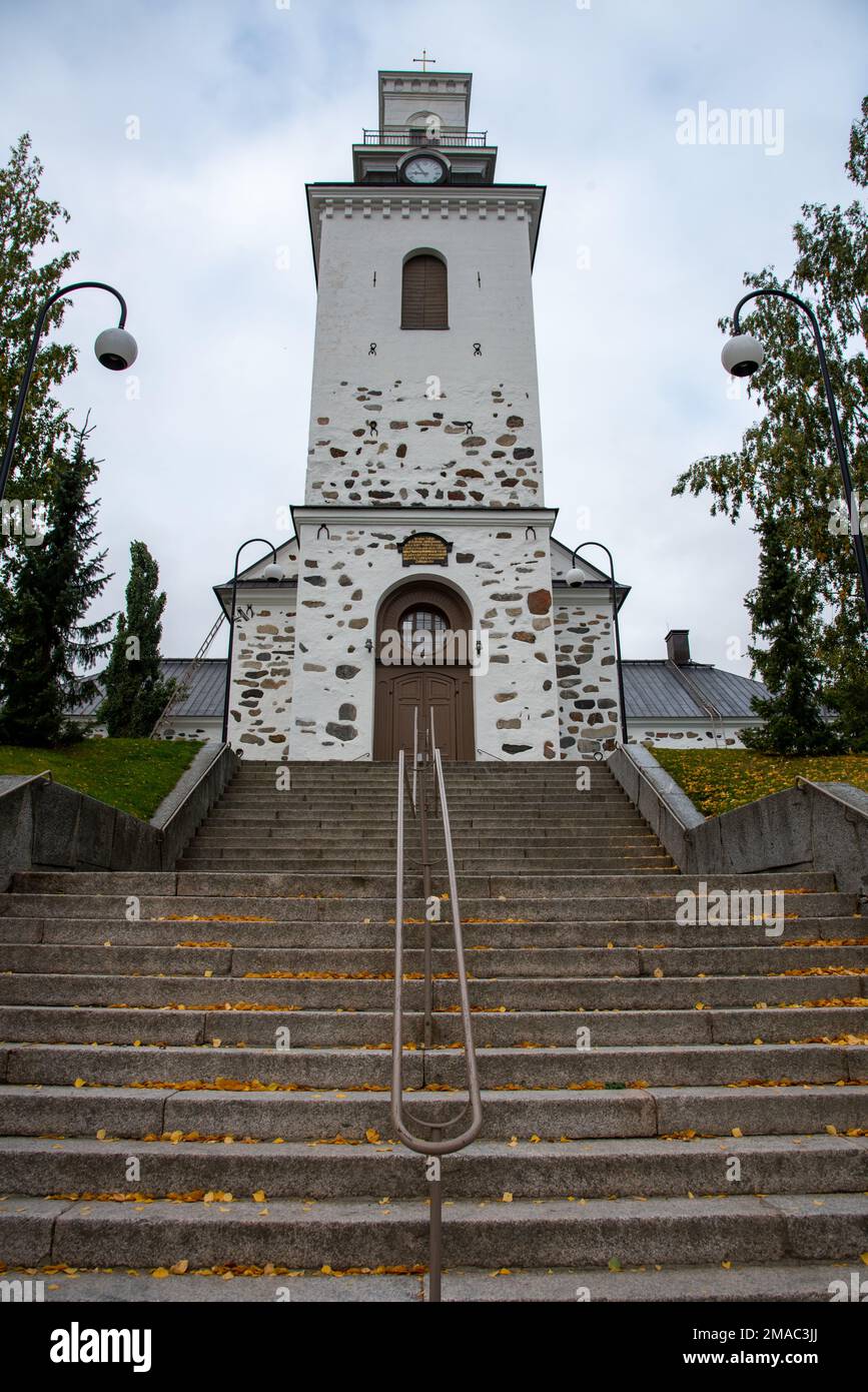 Treppe zur Evangelischen Kathedrale von Kuopio. Lutherische Kirche im neoklassizistischen Stil in Kuopio, Finnland Stockfoto