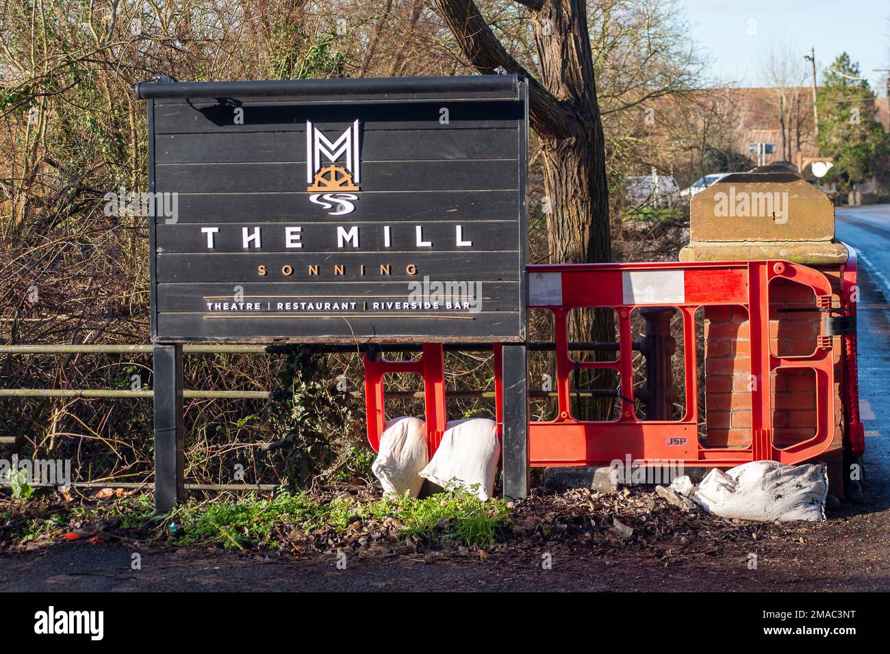 Sonning, Berkshire, Großbritannien. 19. Januar 2023. Sandsäcke am Eingang zur Mühle in Sonning. Nach heftigen Regenfällen im Januar ist die Themse am Ufer von Sonning in Berkshire geplatzt. Das Wasser der Themse pumpte heute in der Nähe der Sonning Bridge Wasser weg. Ein Hochwasseralarm für die Themse von Mapledurham bis Sonning bleibt bestehen. Kredit: Maureen McLean/Alamy Live News Stockfoto