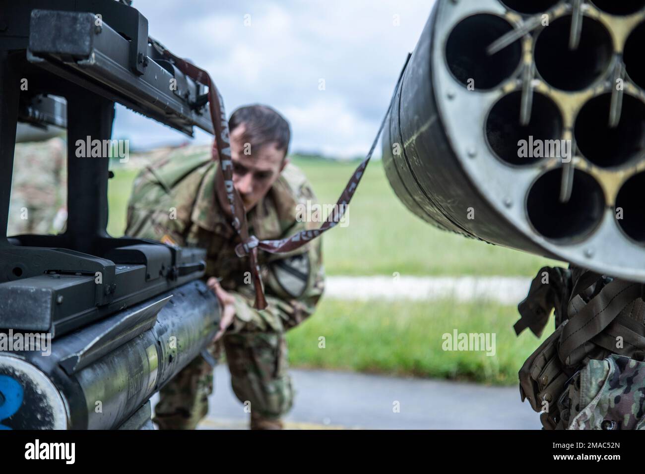 Kommandant 2 Starkey von der Bravo Truppe, 7. Geschwader, 17. Kavallerie-Regiment führt Vorfluginspektionen an einem AH-64 Apache Helikopter während Combined Resolve XVII, Hohenfels Trainingsgebiet, 25. Mai 2022 durch. Combined Resolve XVII ist eine von der US-Armee in Europa und Afrika geleitete Schulungsveranstaltung des 7. Armeeausbildungskommandos im Joint Multinational Readiness Center zur Durchführung kombinierter Waffeneinsätze in einem multinationalen Umfeld. Die Übung umfasst etwa 4.800 Soldaten aus Belgien, Bosnien und Herzegowina, der Tschechischen Republik, Estland, Griechenland, Italien, Kosovo, Litauen, M Stockfoto