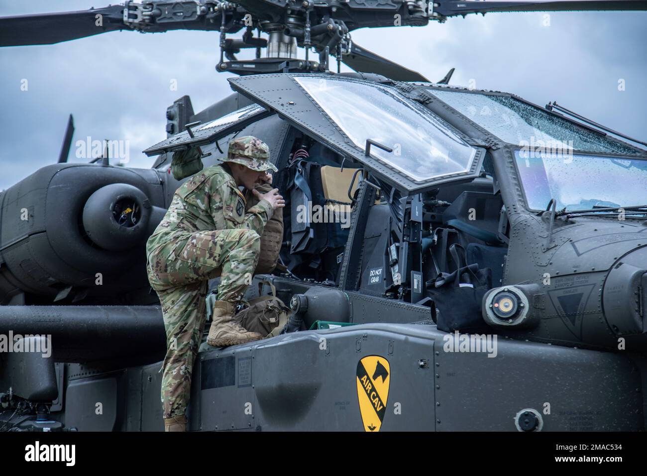 Kommandant 2 Starkey von der Bravo Truppe, 7. Geschwader, 17. Kavallerie-Regiment führt Vorfluginspektionen an einem AH-64 Apache Helikopter während Combined Resolve XVII, Hohenfels Trainingsgebiet, 25. Mai 2022 durch. Combined Resolve XVII ist eine von der US-Armee in Europa und Afrika geleitete Schulungsveranstaltung des 7. Armeeausbildungskommandos im Joint Multinational Readiness Center zur Durchführung kombinierter Waffeneinsätze in einem multinationalen Umfeld. Die Übung umfasst etwa 4.800 Soldaten aus Belgien, Bosnien und Herzegowina, der Tschechischen Republik, Estland, Griechenland, Italien, Kosovo, Litauen, M Stockfoto