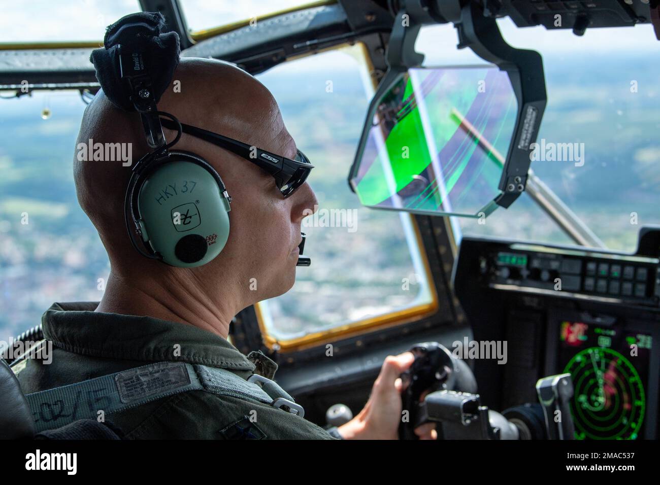 LUFTWAFFENSTÜTZPUNKT RAMSTEIN, DEUTSCHLAND - USA Luftwaffenbrücke. General Josh Olson, 86. Befehlshaber der Luftwaffe, fliegt zum 80. Jahrestag der 37. Luftwaffenstaffel auf dem Luftwaffenstützpunkt Ramstein, Deutschland, am 25. Mai 2022 ein C-130J Super Hercules-Flugzeug. Olson ist Kommandopilot und hat mehr als 2.900 Stunden in zahlreichen verschiedenen Flugzeugen geflogen, einschließlich: KC-46A, KC-135, C-130J, KC-10A, C-130E/H UND T-37B. Stockfoto
