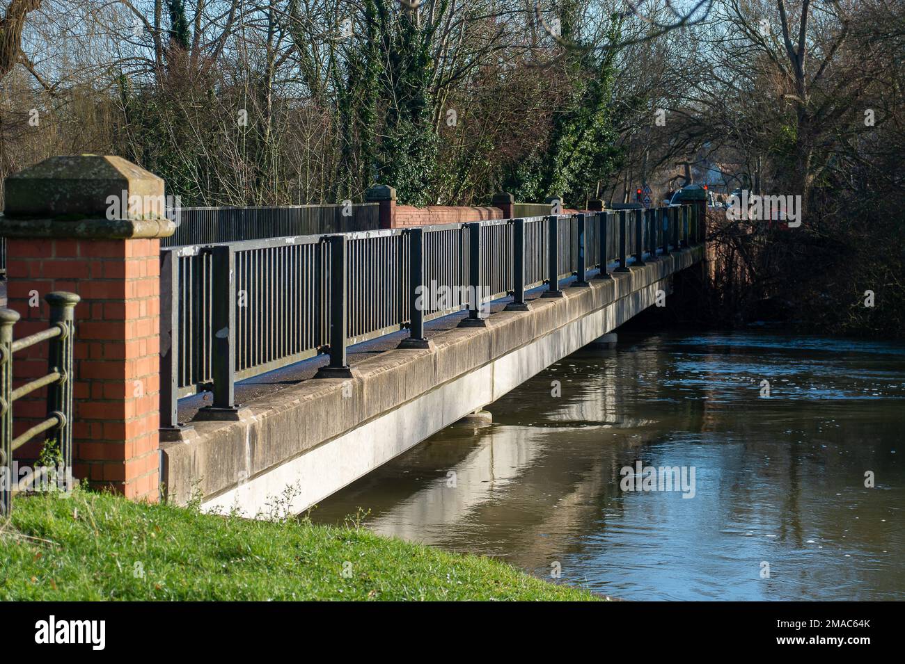 Sonning, Berkshire, Großbritannien. 19. Januar 2023. Nach heftigen Regenfällen im Januar ist die Themse am Ufer von Sonning in Berkshire geplatzt. Das Wasser der Themse pumpte heute in der Nähe der Sonning Bridge Wasser weg. Ein Hochwasseralarm für die Themse von Mapledurham bis Sonning bleibt bestehen. Kredit: Maureen McLean/Alamy Live News Stockfoto