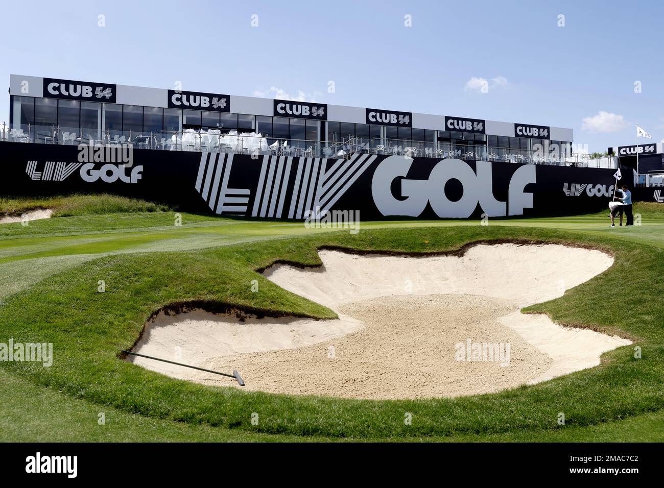 Ein Foto vom 07-06-2022 von Einem Blick auf das 18. Green im Centurion Club. LIV Golf hat eine „mehrjährige Partnerschaft“ zur Übertragung seiner Veranstaltungen im CW Network unterzeichnet. Ausgabedatum: Donnerstag, 19. Januar 2023. Stockfoto