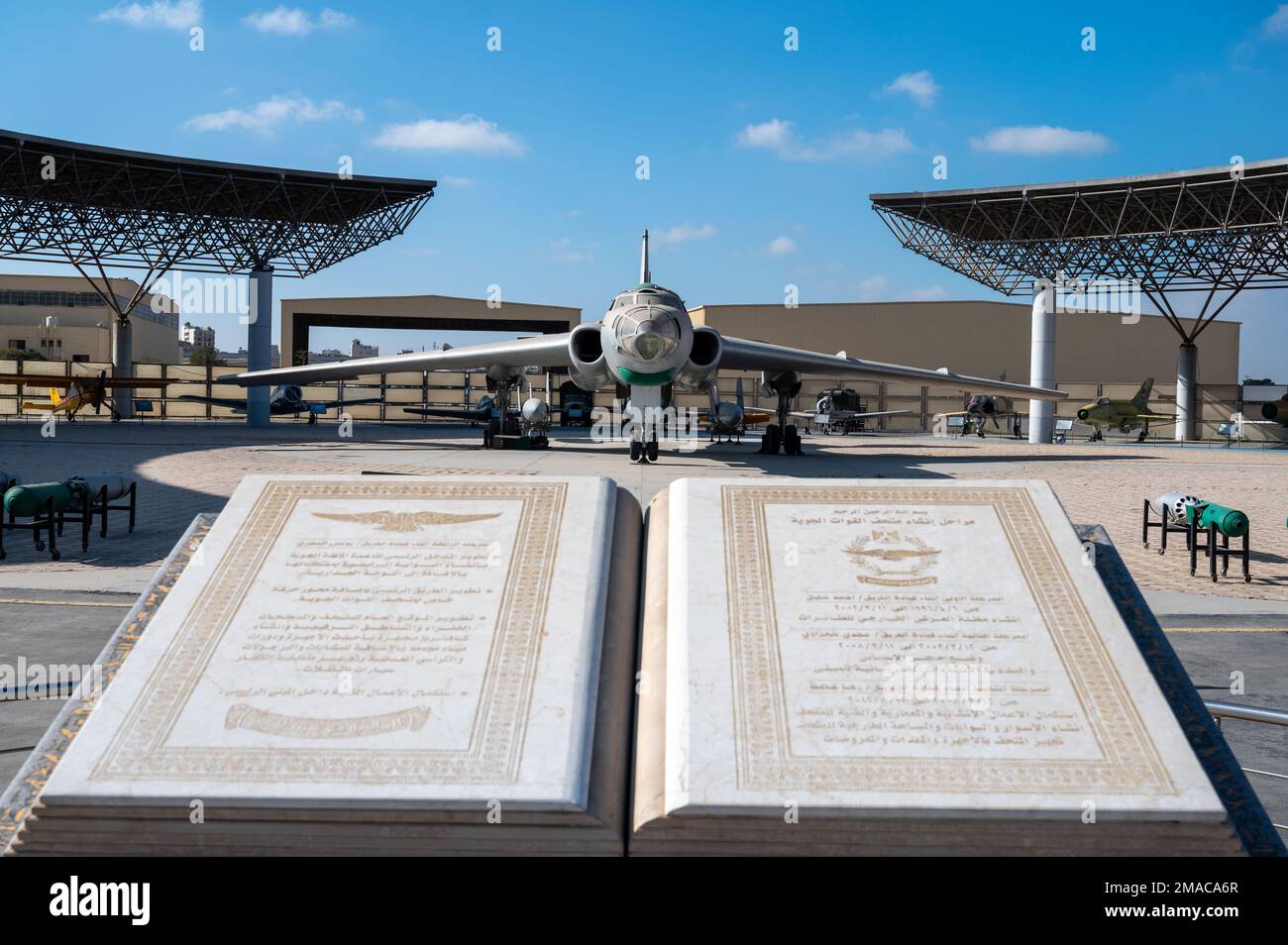 Monument und TU-16 Bomberflugzeuge, Ägyptisches Luftwaffenmuseum, Heliopolis, Kairo, Ägypten Stockfoto