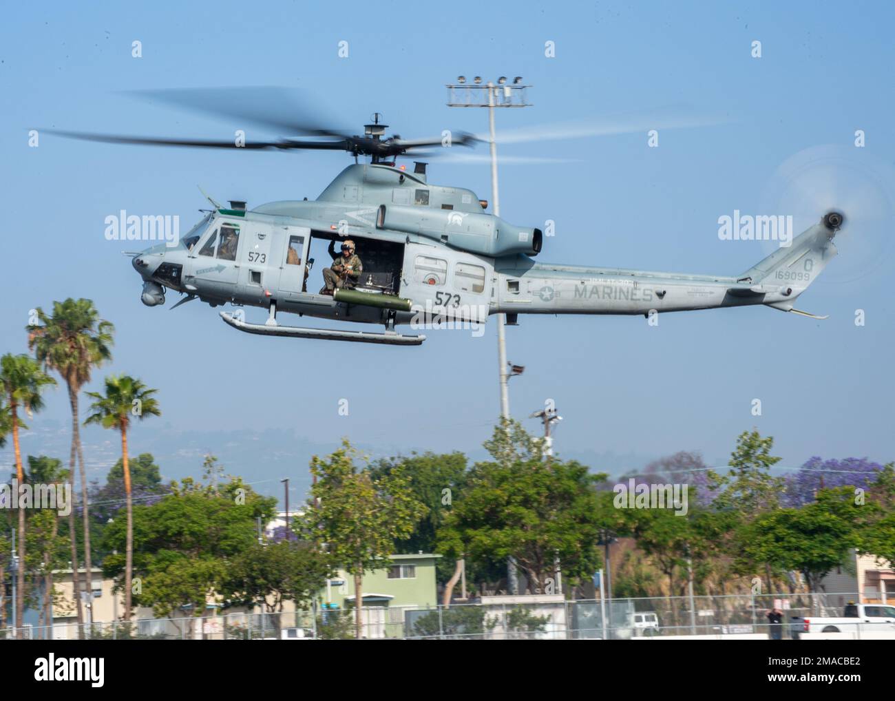 SAN PEDRO, Kalifornien (25. Mai 2022) – ein UH-1Y Venom, das an das Marine Light Attack Training Squadron 303 angeschlossen ist, bereitet sich während der Los Angeles Fleet Week 25. Mai 2022 auf dem Parkplatz des Battleship Museum USS Iowa vor. LAFW ist eine Gelegenheit für die amerikanische Öffentlichkeit, ihre Navy-, Marine Corps- und Küstenwacheteams zu treffen und Amerikas Seeservice zu erleben. Während der Flottenwoche nehmen Mitglieder des Dienstes an verschiedenen gemeinnützigen Veranstaltungen Teil, präsentieren der Gemeinde Fähigkeiten und Ausrüstung und genießen die Gastfreundschaft von Los Angeles und seiner Umgebung Stockfoto