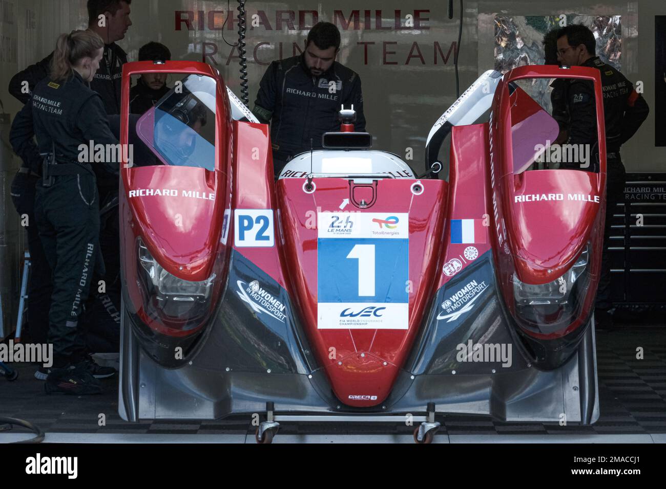Le Mans / Frankreich - 12-13 2022. Juni: 24 Stunden Le Mans, an den Tribünen sind die Techniker des Richard Mille Teams aktiv Stockfoto