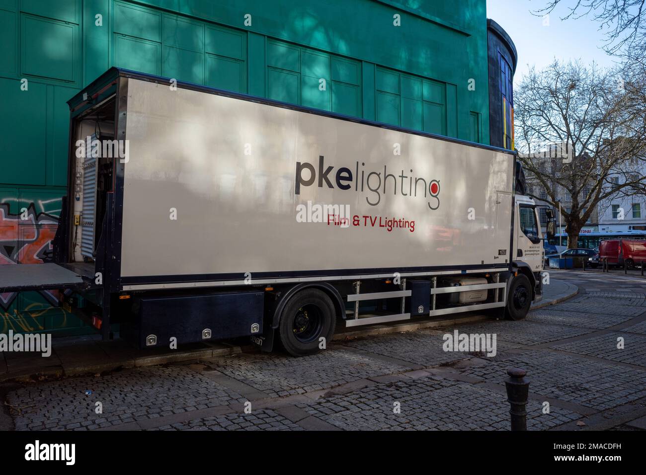 PKE Lighting Film and TV lighting Truck vor dem alten Gebäude der Lloyds Bank in Bristol, Großbritannien (Jan23) Stockfoto