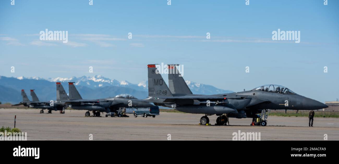 Instandhaltungsprofis vom Luftwaffenstützpunkt Mountain Home, Idaho, bereiten F-15E Strike Eagles während des Trainings Raging Gunfighter 22-2 am Luftwaffenstützpunkt Hill, Utah, am 22. Mai 2022 für den Einsatz vor. Der Mountain Home Range Complex Terrain and Airspace bietet 9.600 Quadratkilometer an einzigartigen und herausfordernden Trainingsmöglichkeiten für das Verteidigungsministerium. Stockfoto