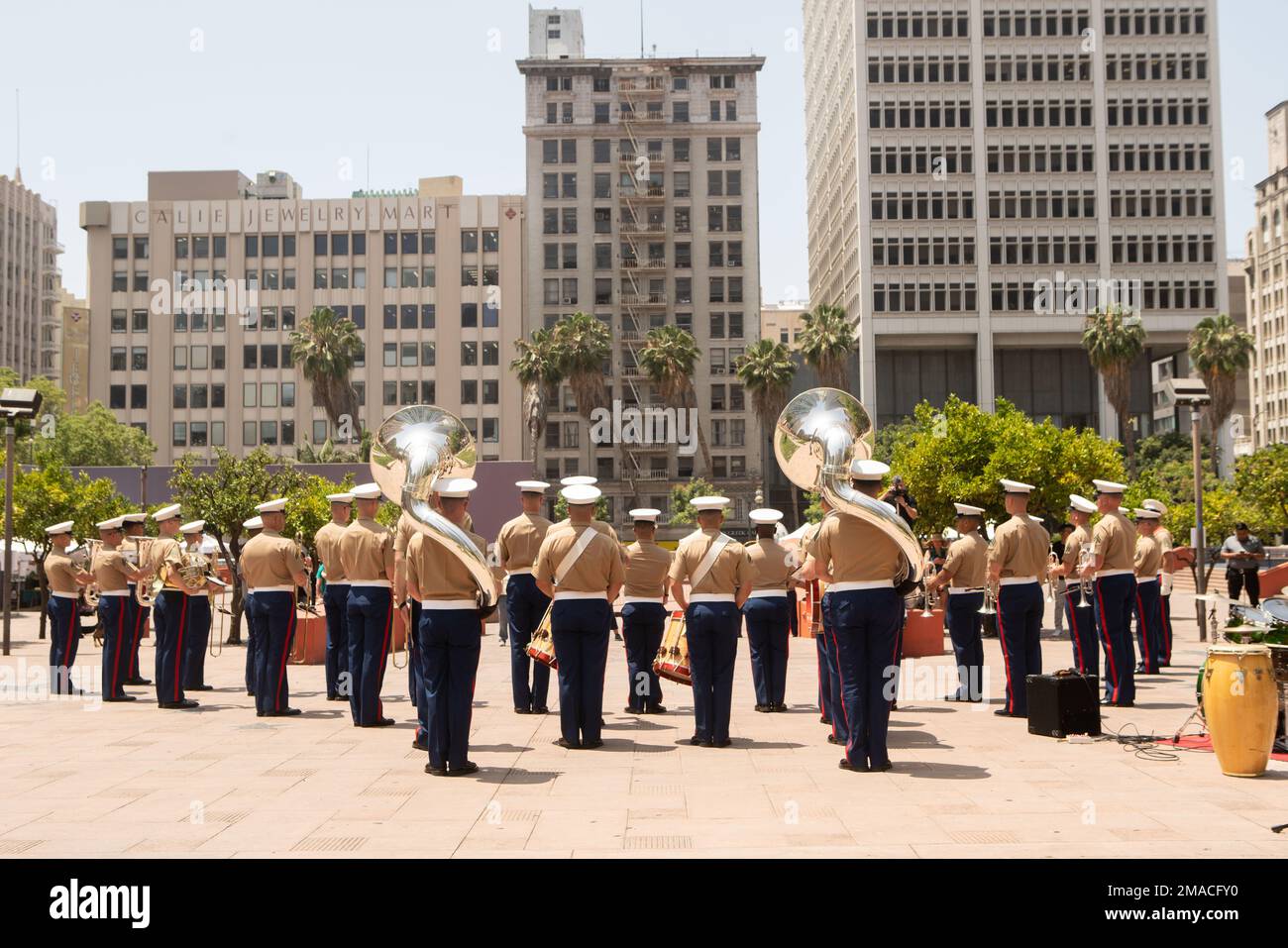 USA Marines, die der 1. Marine Division Band zugeteilt sind, treten für eine Audienz am Pershing Square auf, Kalifornien, zur Unterstützung der Los Angeles Fleet Week, 23. Mai 2022. Der Zweck der Flottenwoche besteht darin, die Fähigkeiten des Navy-Marine-Corps-Teams zu demonstrieren und der Gemeinde mit Veranstaltungen, statischen Darstellungen und persönlichen Interaktionen zwischen den Mitgliedern des Militärs und der Öffentlichkeit etwas zurückzugeben. Stockfoto