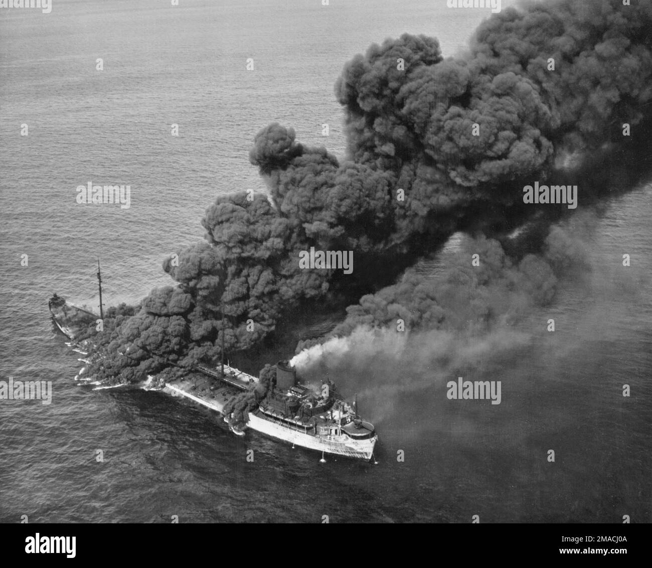 Ein Jahrgangsfoto um 1942/1943 von einem amerikanischen Öltanker, der im Atlantik brannte, nachdem er im Zweiten Weltkrieg von einem deutschen U-Boot oder U-Boot torpediert wurde Stockfoto